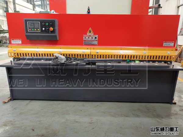 qc12y-4x2500液压摆式剪板机车间实物图