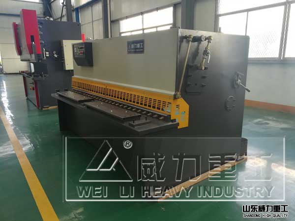 qc12y-6x2500摆式剪板机车间