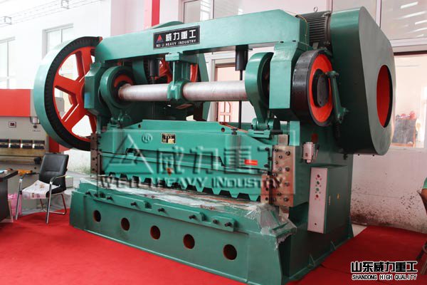 上传动机械剪板机在上海展览会聚集，这是山东威力重工剪板机厂家本次参展的上传动机械剪板机
